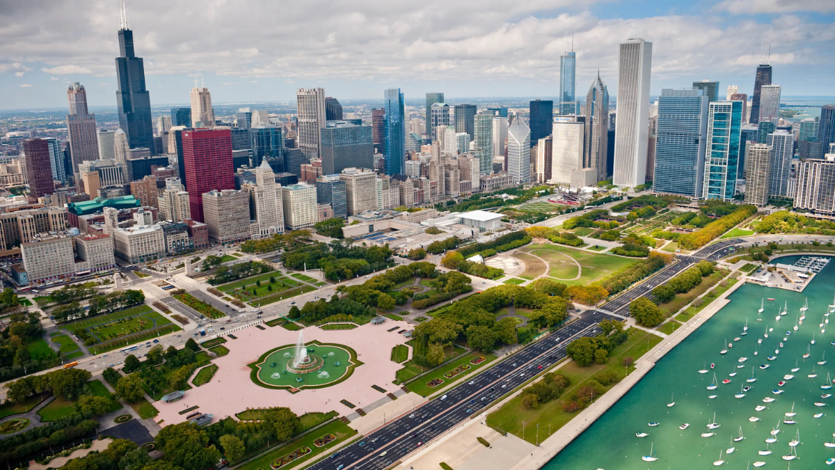 Grant Park and Buckingham Fountain along the Chicago lakefront in the Loop