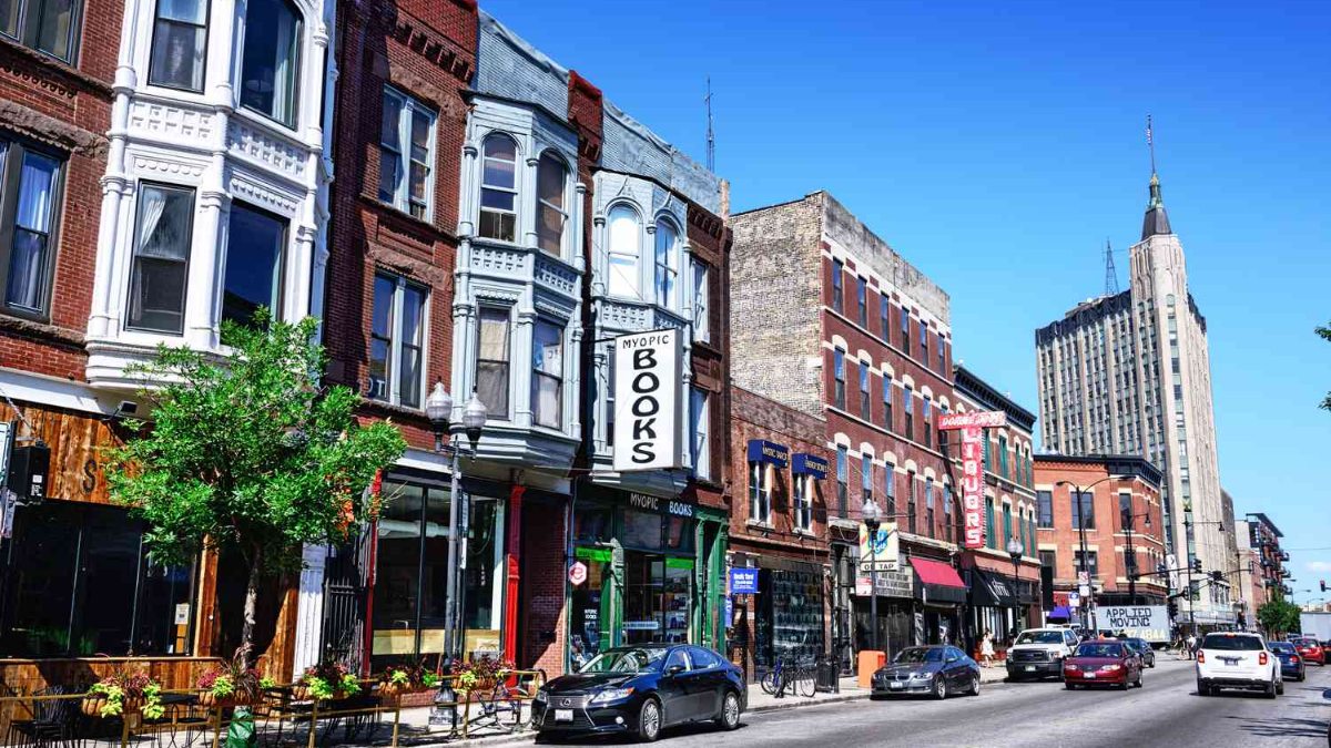 Milwaukee Avenue dining and nightlife in Wicker Park